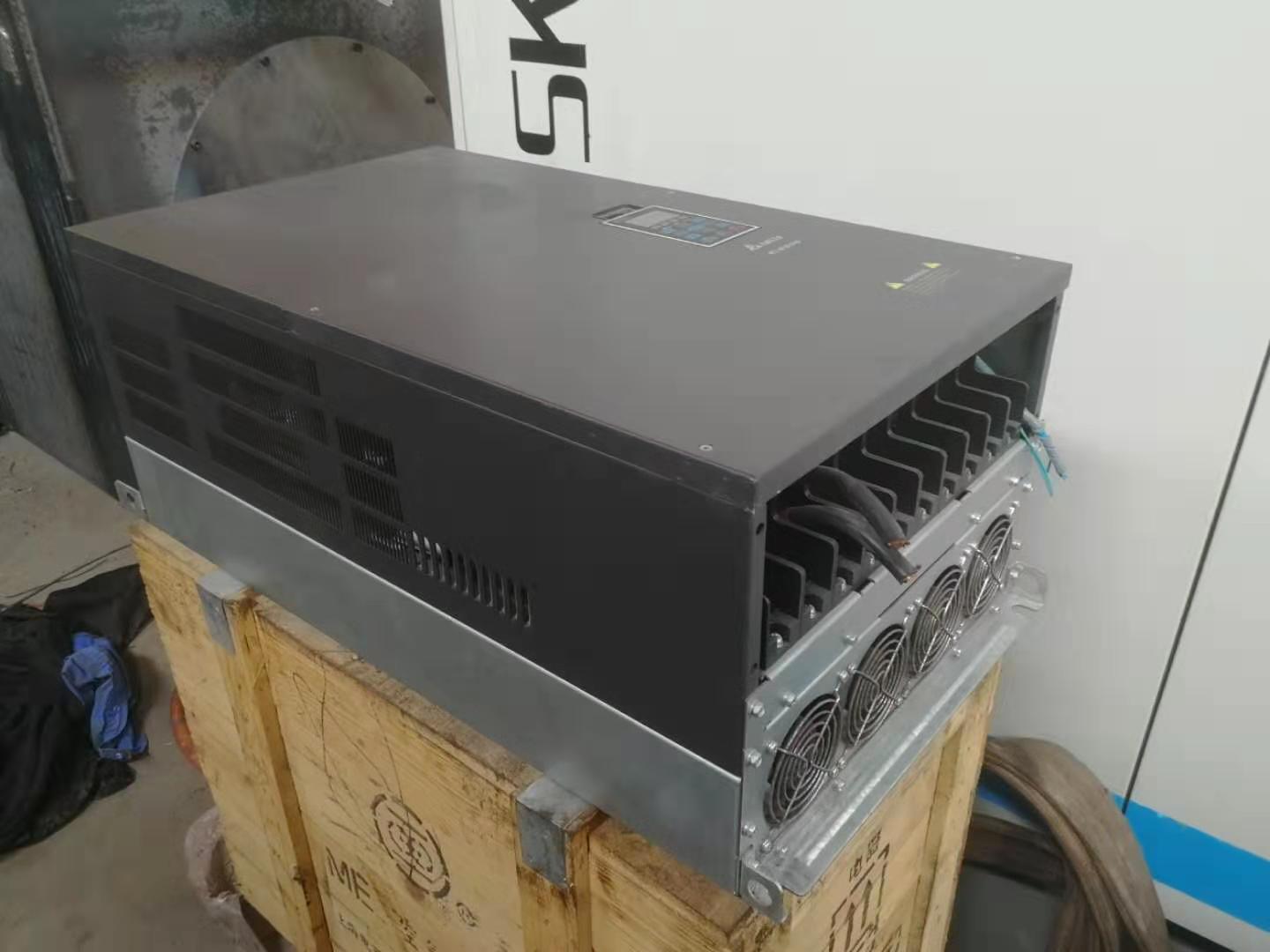 變頻器1臺；二手，售價(jià)8000元，完好少用。